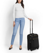 Load image into Gallery viewer, Voyageur - Softside Léger Continental Spinner Carry-On (22") (7649842495739)